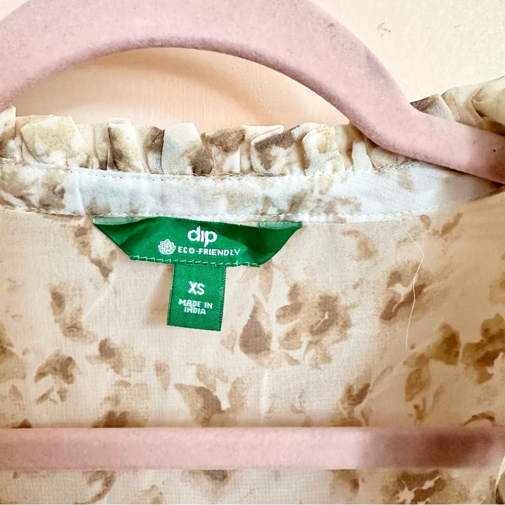 NWT cream floral dip top - Picture 3 of 5